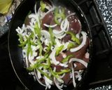 Foto del paso 3 de la receta: Churrascos de hígado con cebolla morrón y guarnición de arroz