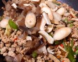 รูปขั้นตอนการทำที่ 4 ของ กะเพราหมูไก่สับ เพื่อสุขภาพ