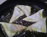Foto langkah ke 4 dari resep Pangsit goreng segitiga isi jagung manis dan daun bawang.
