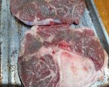 Foto del paso 1 de la receta: Ossobuco encebollado gratinado y a caballo 🐎 zanahoria y apio