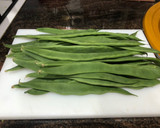 Foto del paso 1 de la receta: Judías verdes con patatas y cordero con ajos y vino
