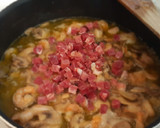 Foto del paso 3 de la receta: Patatas en salsa con langostinos y champiñones
