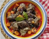 Foto del passaggio 3 della ricetta Carne bollita rosolata con la cipolla, ricetta del riciclo 🌷