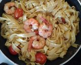 Foto del paso 9 de la receta Tagliatelle con gambas y refrito de ajos tiernos con guindillas