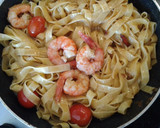 Foto del paso 9 de la receta: Tagliatelle con gambas y refrito de ajos tiernos con guindillas
