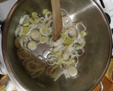Póréhagymás darált hús leveles tésztában recept fázis 1 fotója