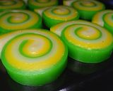 Foto langkah ke 7 dari resep Kue lapis gulung.