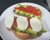 Foto del paso 2 de la receta: Tostadas de pagès con aguacate, pimiento escalivado y mozzarella
