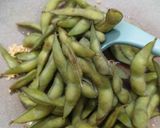 Foto langkah ke 3 dari resep Garlic Spicy Edamame.