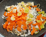 Foto del paso 4 de la receta: Carne con champiñones y verduras, al vino y soja