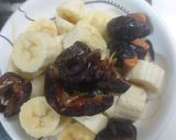 A picture of step 1 of Dates banana shake.