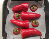 Foto del passaggio 3 della ricetta Peperoni cornetto ripieni con olive verdi e pinoli