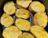 Hình bước làm 3 của món Bánh mì nướng bơ tỏi NCKD 🥖🧑🍳