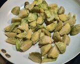 Foto del paso 3 de la receta: Esalada tibia: repollitos de Bruselas, zuquini y algo mas