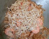 Foto langkah ke 6 dari resep Pad Thai With King Prawns.