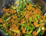 A picture of step 5 of Bhindi capsicum sabji.