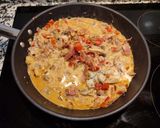 Foto del paso 8 de la receta: Empanada de hojaldre con bacon, cebolla, pimiento rojo, champiñones y nata para cocinar