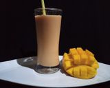 A picture of step 3 of Mango strawberry yogurt smoothie.