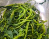 Hình bước làm 1 của món Rau muống xào tép biển (con moi, con ruốc)