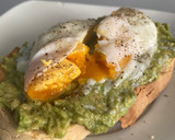 Foto del paso 4 de la receta: Tosta con aguacate y huevo poché