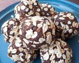 A picture of step 4 of Cacao energy balls.