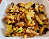 Foto del paso 3 de la receta: Salteado de calabacín con garbanzos y champiñones