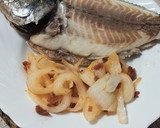 Foto del paso 5 de la receta: Dorada a la sal con cebolla y longaniza