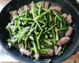 Foto del passaggio 3 della ricetta Spadellata di Salsiccia ed asparagi