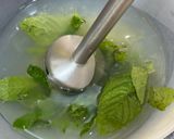 صورة لخطوة 2 من وصفة موهيتو الفراولة 🍓و الليمون🍋