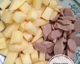 Foto langkah ke 2 dari resep Semur Sosis Pedas.