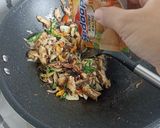 Foto langkah ke 3 dari resep Tumis Pindang Suwir Cabe Ijo.