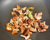 A picture of step 1 of Stir-Fried Pumpkin with Bean Sprouts and Mushrooms.
