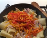 Foto del passaggio 4 della ricetta Paccheri con mini peperoni multicolori e pesce spada