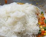 Foto langkah ke 5 dari resep Bihun Goreng Singapore.