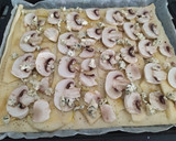 Foto del paso 4 de la receta: Coca de manzana, champiñones y queso azul