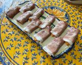 Une image de l'étape 10 de Roulés apéros au melon, jambon cru et roquefort.