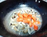 Foto langkah ke 4 dari resep Tumis Brokoli Jamur Wortel Bawang Putih.