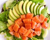 Hình bước làm 3 của món Salad Cá Hồi Xông Khói, Bơ & Rau Quả Sốt Chanh