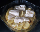 Foto del paso 7 de la receta: Pescadilla al horno con patatas, cebolla y calabacín