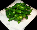 Foto del paso 2 de la receta: Pimientos de padrón salteados