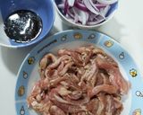 Foto langkah ke 1 dari resep Daging Sapi Tumis Bombay.