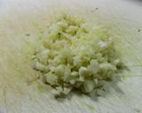 Foto del paso 4 de la receta: Pizza con ajo y tomate (tipo canchera)