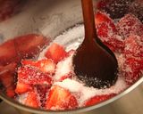 Egyszerű eperdzsem recept fázis 2 fotója