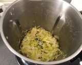 Foto del paso 2 de la receta: Crema fría de puerros con puntas de triguero ahumadas y variado de semillas