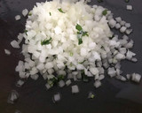 Foto del paso 2 de la receta: Fideuà de potón, gambones, ajos tiernos y dátiles medjol