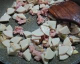 รูปขั้นตอนการทำที่ 2 ของ คั่วไข่ใส่แหนมและหมูยอ