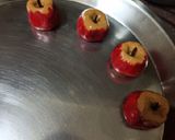 मिनी एप्पल शेप पेड़ा (Mini apple shape peda recipe in hindi) रेसिपी चरण 5 फोटो