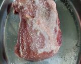 Foto del paso 1 de la receta: Bife de cerdo relleno con verdeo y mozzarella con papas al horno