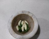 A picture of step 2 of Som Tum Yam.