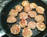 Foto del paso 2 de la receta: Medallones de pechuga de pollo picada en salsa de champiñón